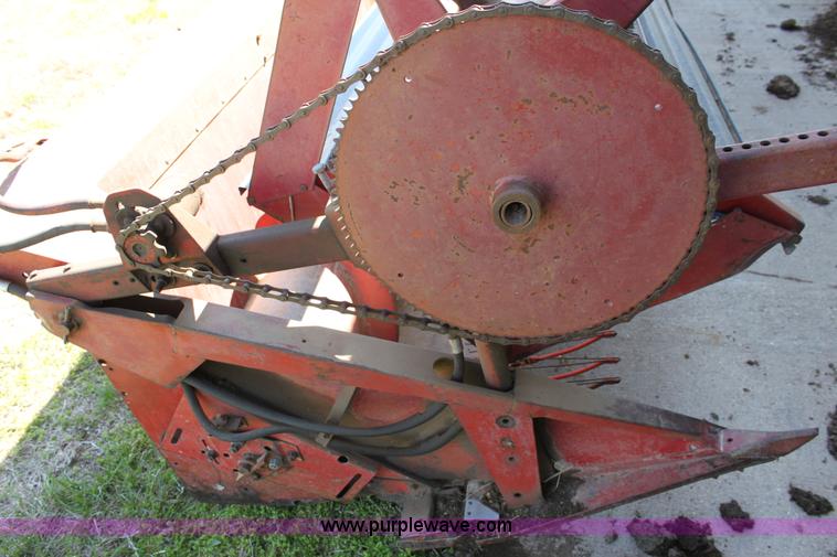image for item AA9039 International 810-24 24' combine header