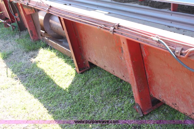 image for item AA9039 International 810-24 24' combine header