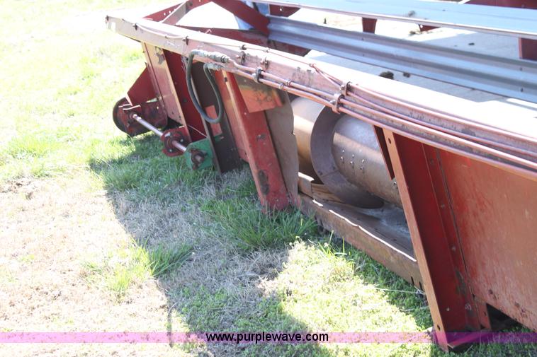 image for item AA9039 International 810-24 24' combine header