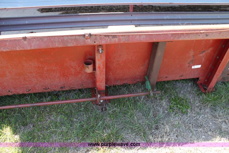 image for item AA9039 International 810-24 24' combine header