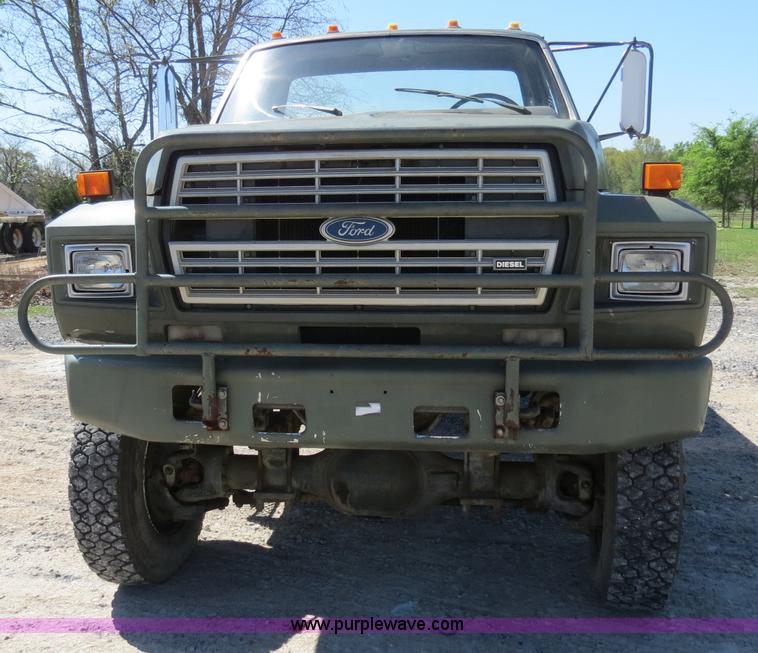 image for item B4742 1989 Ford F800 flatbed truck