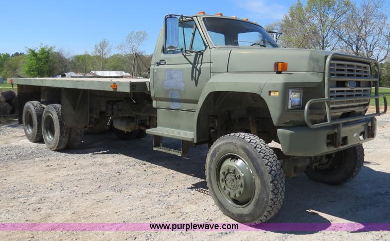 image for item B4742 1989 Ford F800 flatbed truck