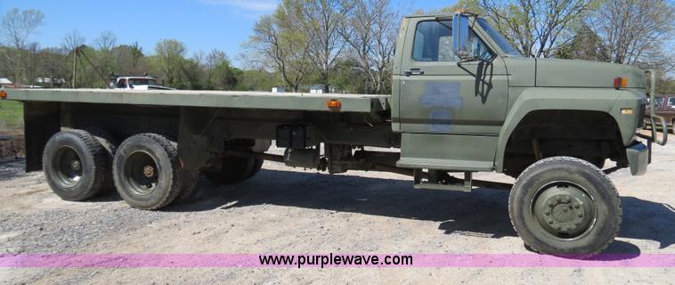 image for item B4742 1989 Ford F800 flatbed truck