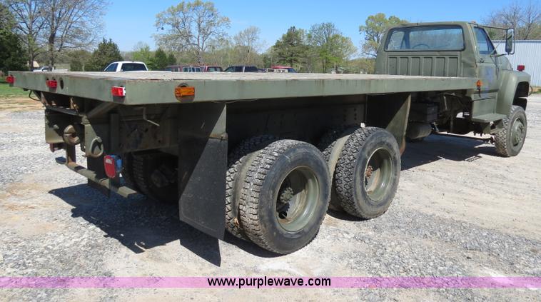 image for item B4742 1989 Ford F800 flatbed truck