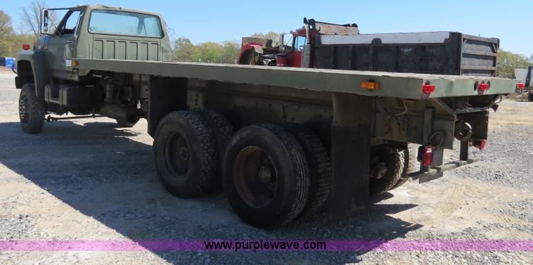 image for item B4742 1989 Ford F800 flatbed truck