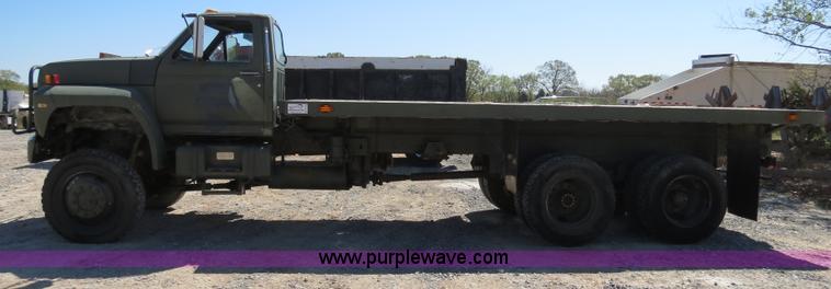 image for item B4742 1989 Ford F800 flatbed truck