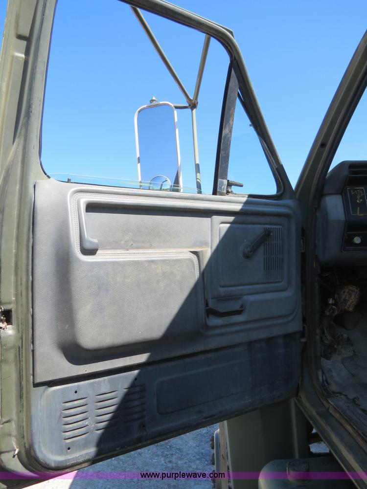 image for item B4742 1989 Ford F800 flatbed truck