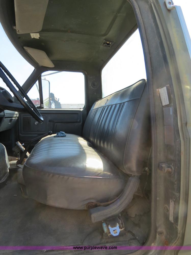 image for item B4742 1989 Ford F800 flatbed truck