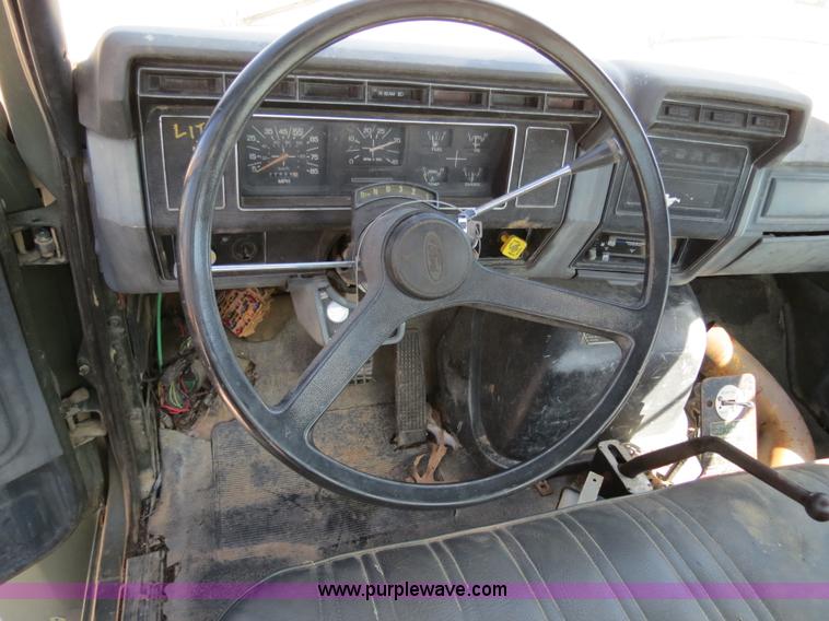 image for item B4742 1989 Ford F800 flatbed truck