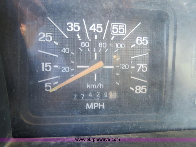 image for item B4742 1989 Ford F800 flatbed truck