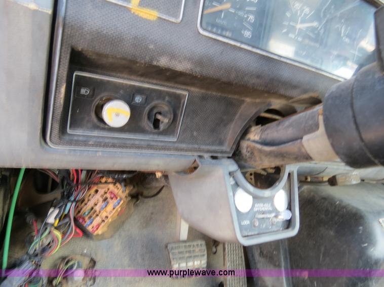 image for item B4742 1989 Ford F800 flatbed truck