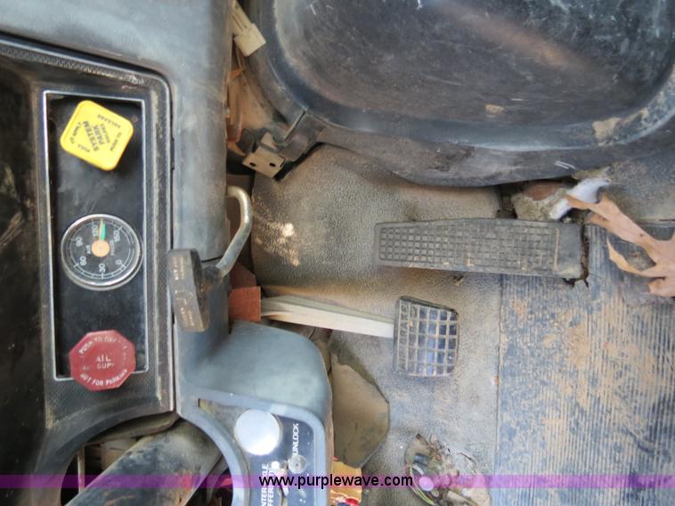 image for item B4742 1989 Ford F800 flatbed truck