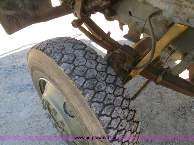 image for item B4742 1989 Ford F800 flatbed truck