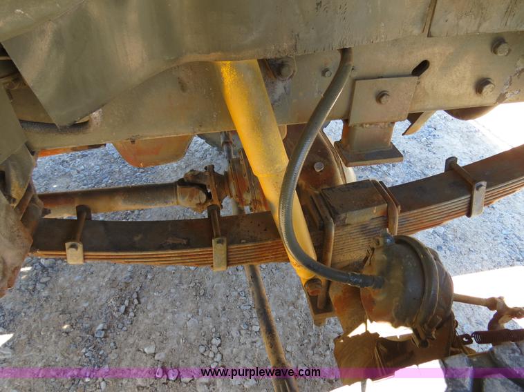 image for item B4742 1989 Ford F800 flatbed truck