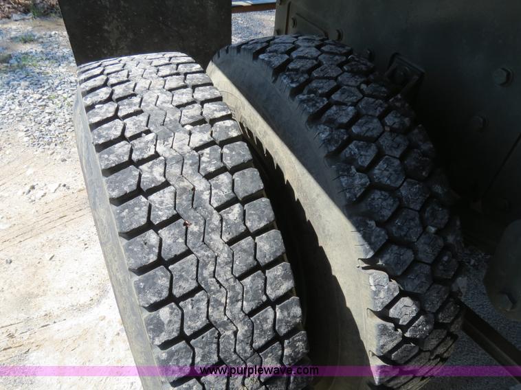 image for item B4742 1989 Ford F800 flatbed truck