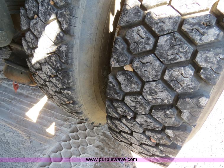 image for item B4742 1989 Ford F800 flatbed truck