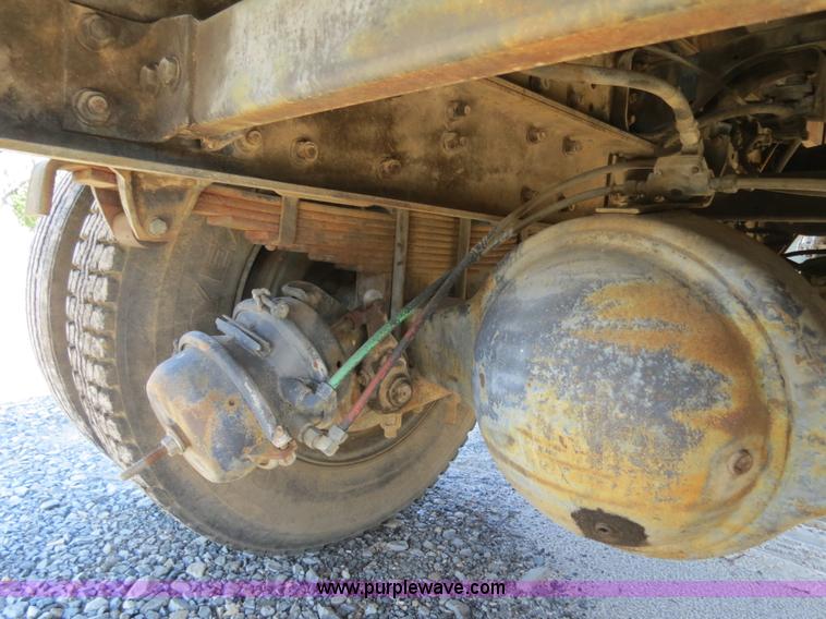 image for item B4742 1989 Ford F800 flatbed truck