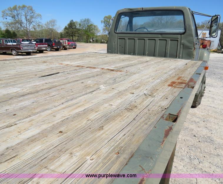 image for item B4742 1989 Ford F800 flatbed truck