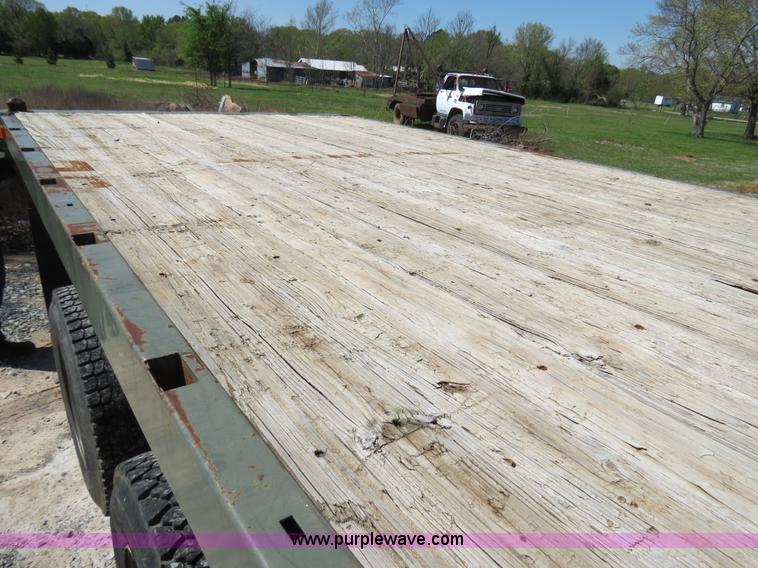 image for item B4742 1989 Ford F800 flatbed truck