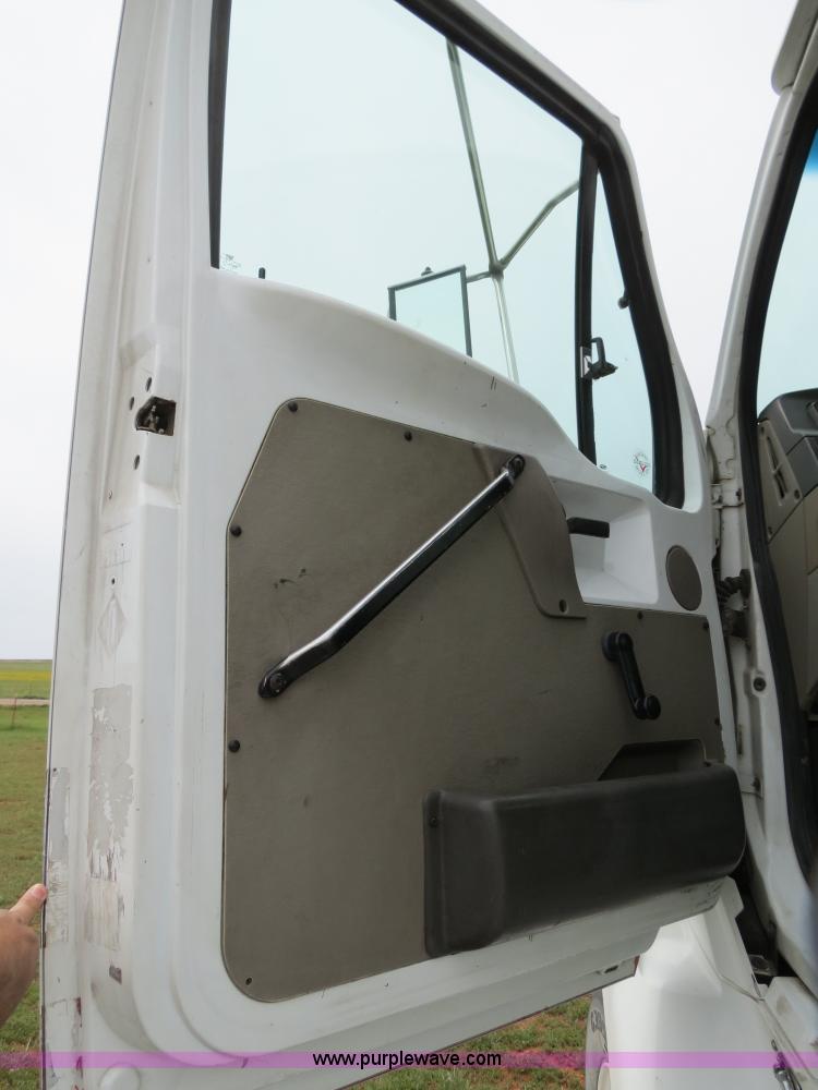 image for item B4753 2005 Sterling A9500 semi truck