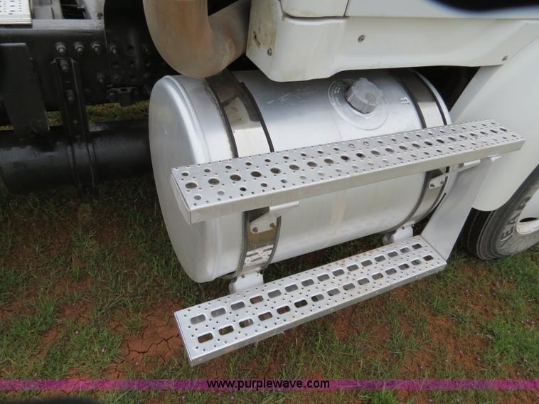 image for item B4753 2005 Sterling A9500 semi truck