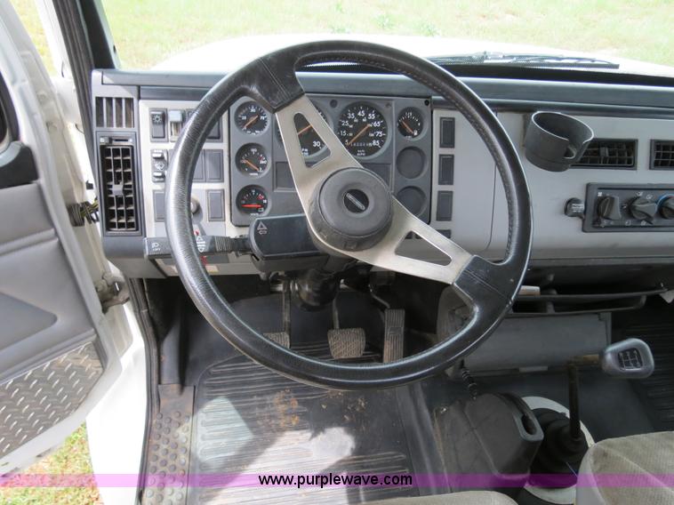 image for item B4754 2000 Freightliner FL50 Business Class truck