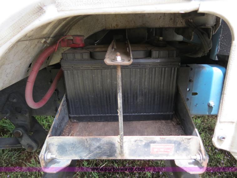 image for item B4754 2000 Freightliner FL50 Business Class truck