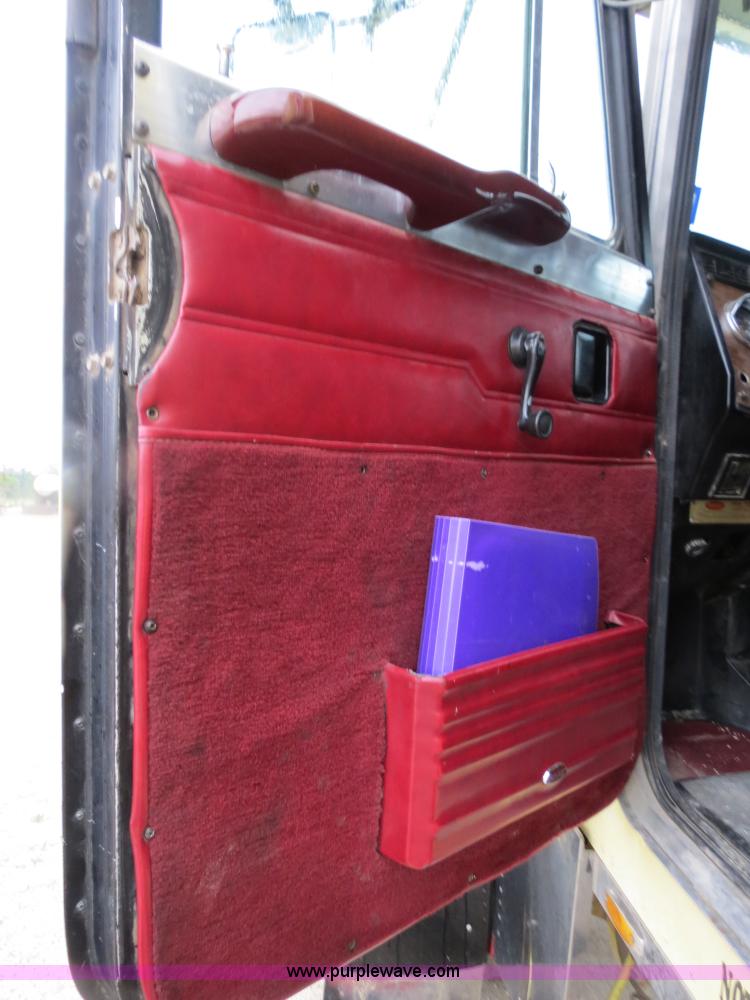 image for item B4767 1996 Peterbilt 379 semi truck