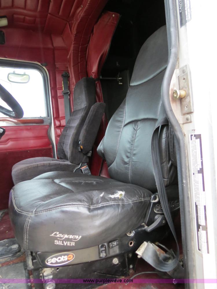 image for item B4767 1996 Peterbilt 379 semi truck