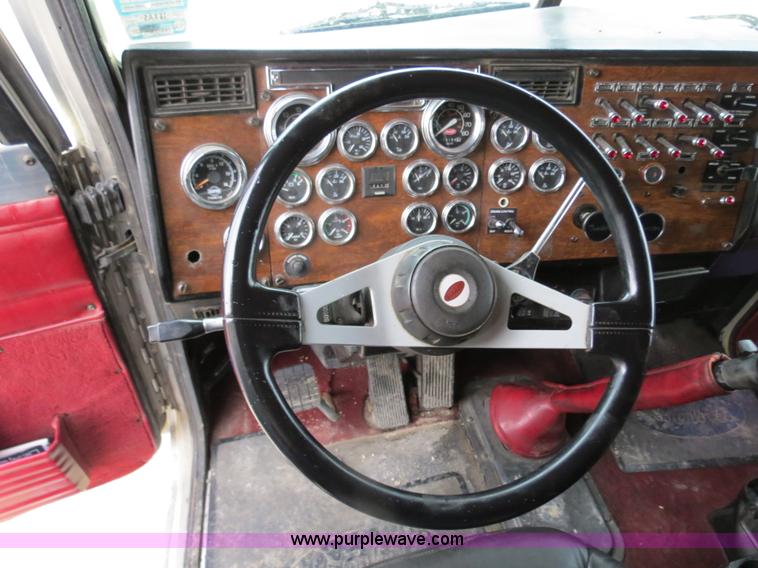 image for item B4767 1996 Peterbilt 379 semi truck