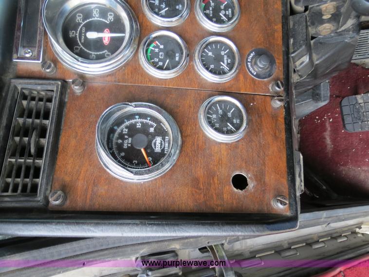 image for item B4767 1996 Peterbilt 379 semi truck