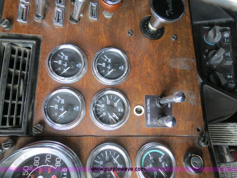 image for item B4767 1996 Peterbilt 379 semi truck