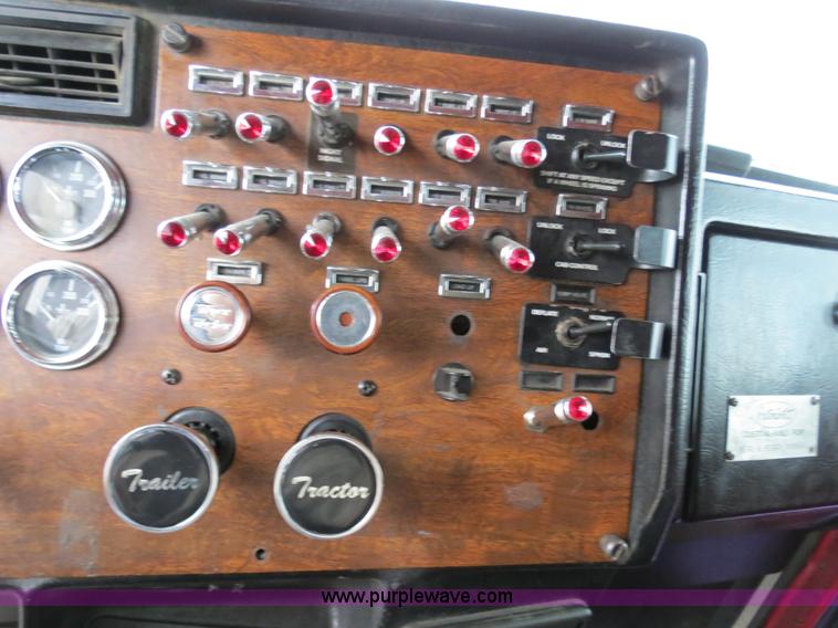 image for item B4767 1996 Peterbilt 379 semi truck