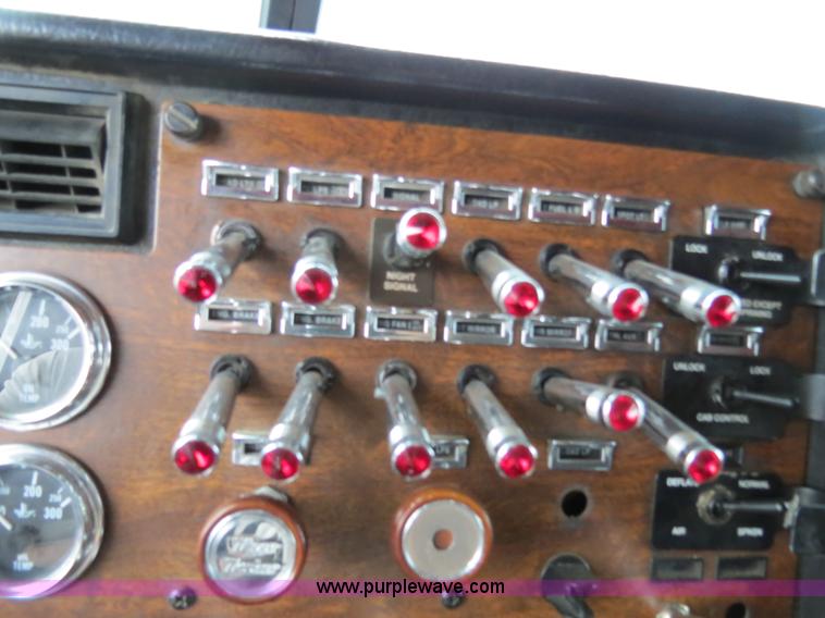 image for item B4767 1996 Peterbilt 379 semi truck