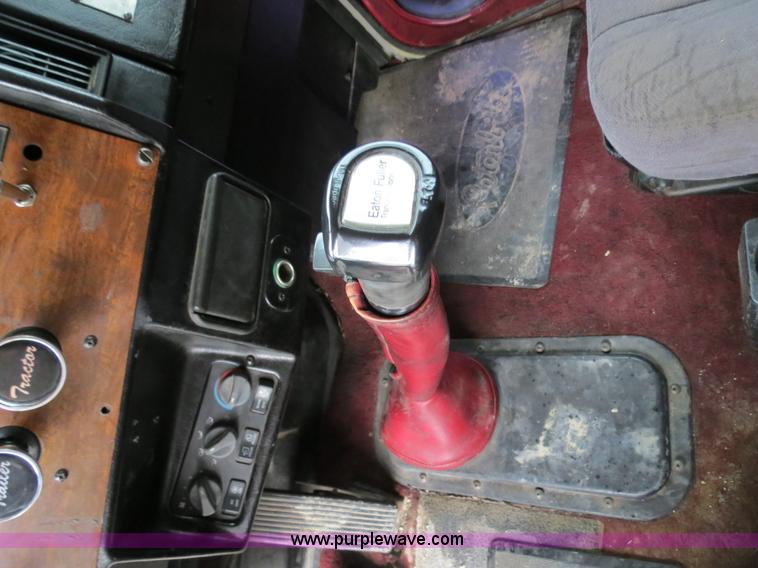 image for item B4767 1996 Peterbilt 379 semi truck