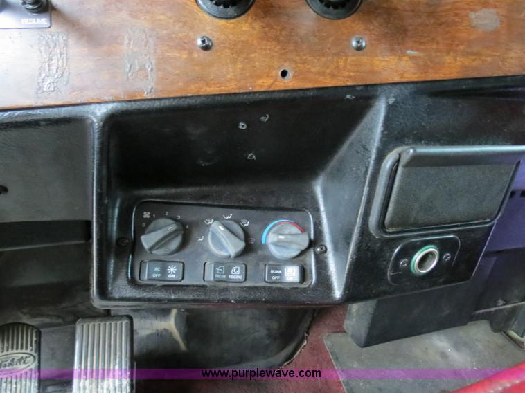 image for item B4767 1996 Peterbilt 379 semi truck