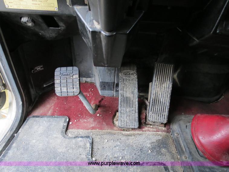 image for item B4767 1996 Peterbilt 379 semi truck