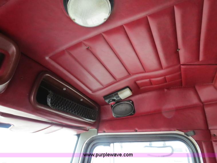 image for item B4767 1996 Peterbilt 379 semi truck