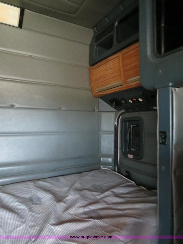 image for item B4767 1996 Peterbilt 379 semi truck