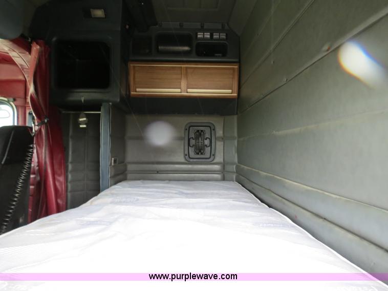 image for item B4767 1996 Peterbilt 379 semi truck