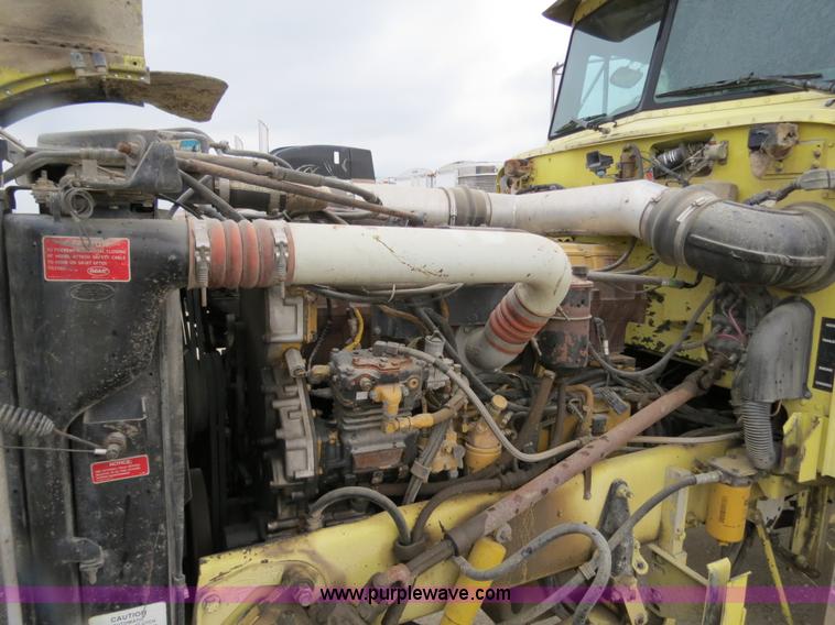 image for item B4767 1996 Peterbilt 379 semi truck