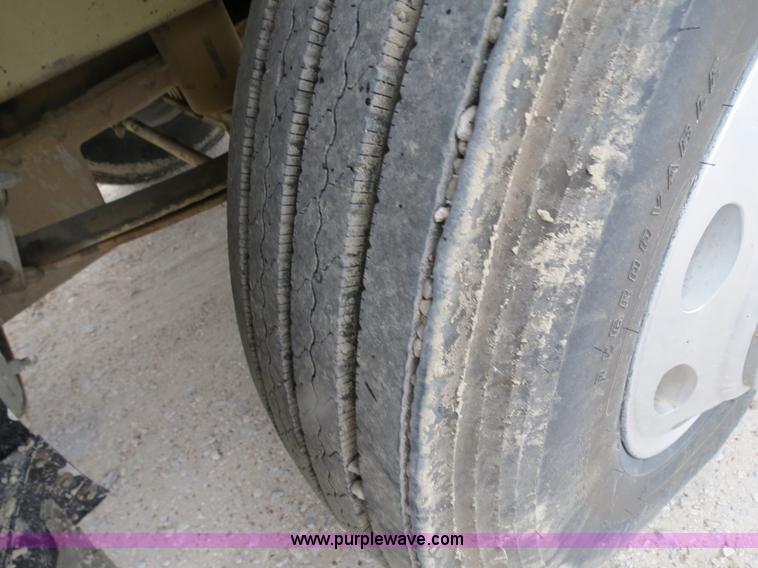 image for item B4767 1996 Peterbilt 379 semi truck