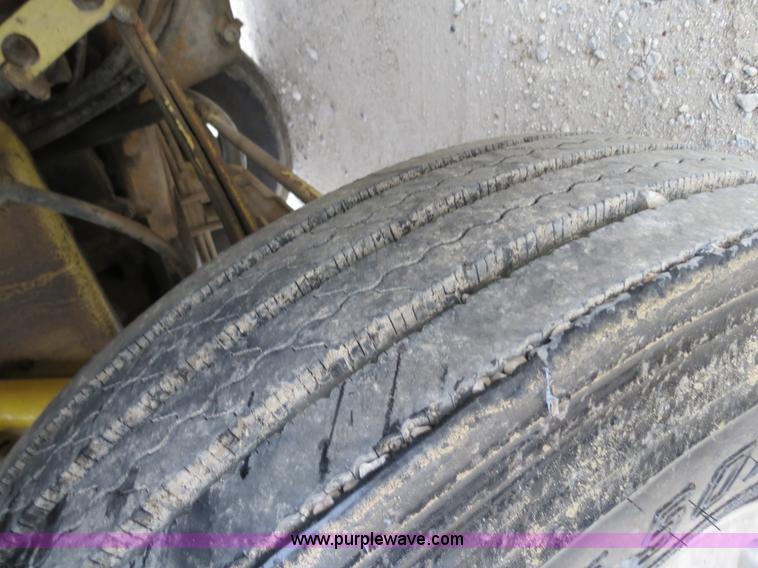 image for item B4767 1996 Peterbilt 379 semi truck