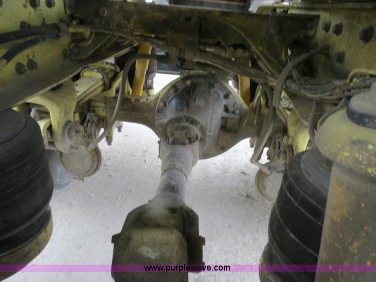 image for item B4767 1996 Peterbilt 379 semi truck