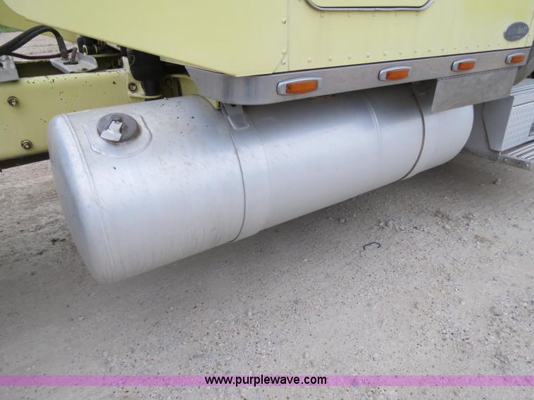image for item B4767 1996 Peterbilt 379 semi truck
