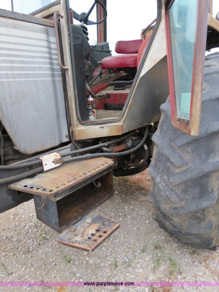 image for item B4769 1977 White 2-105 tractor