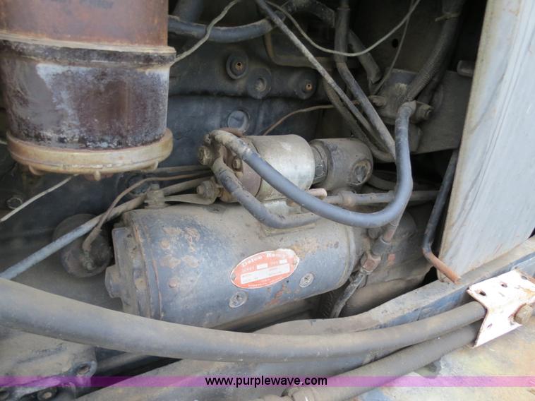 image for item B4769 1977 White 2-105 tractor