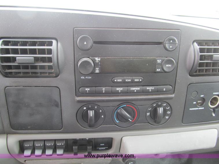 image for item E7550 2006 Ford F450 XL utility truck