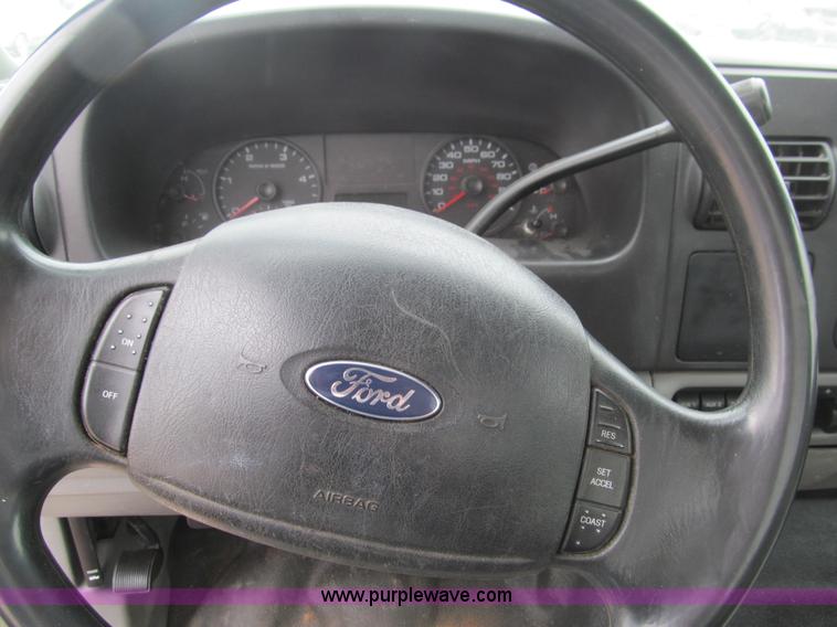 image for item E7550 2006 Ford F450 XL utility truck
