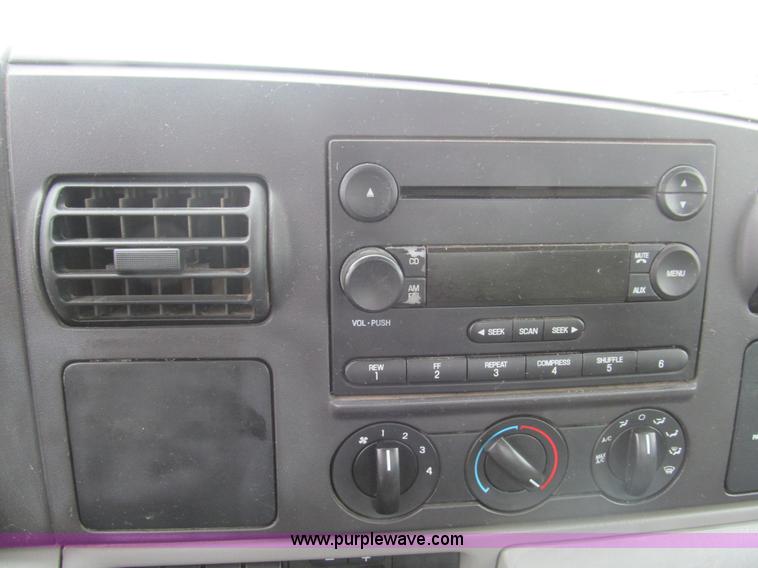 image for item E7550 2006 Ford F450 XL utility truck